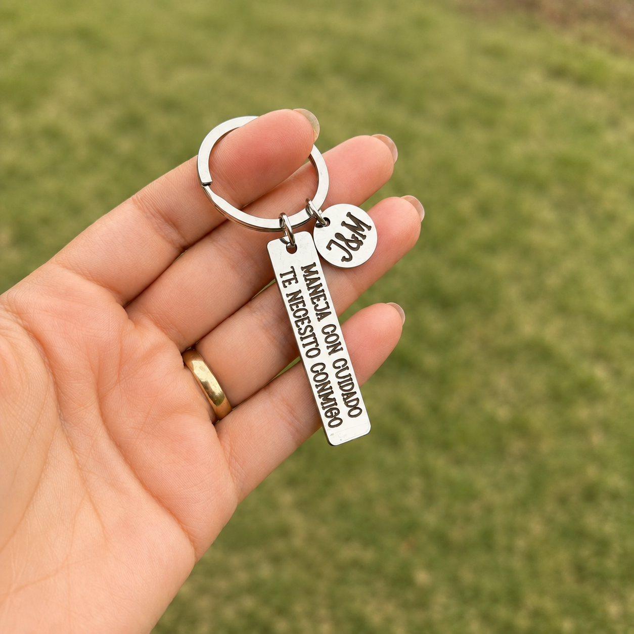 Llavero con 2 dijes personalizados con frase - Imagen 2
