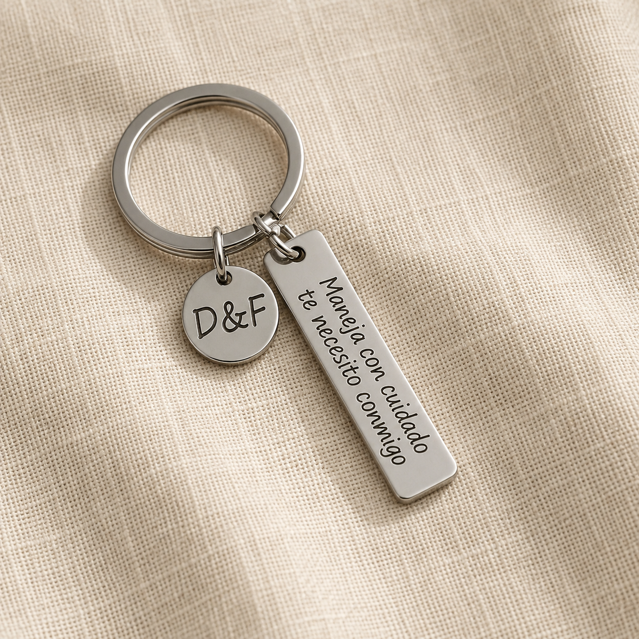 Llavero con 2 dijes personalizados con frase